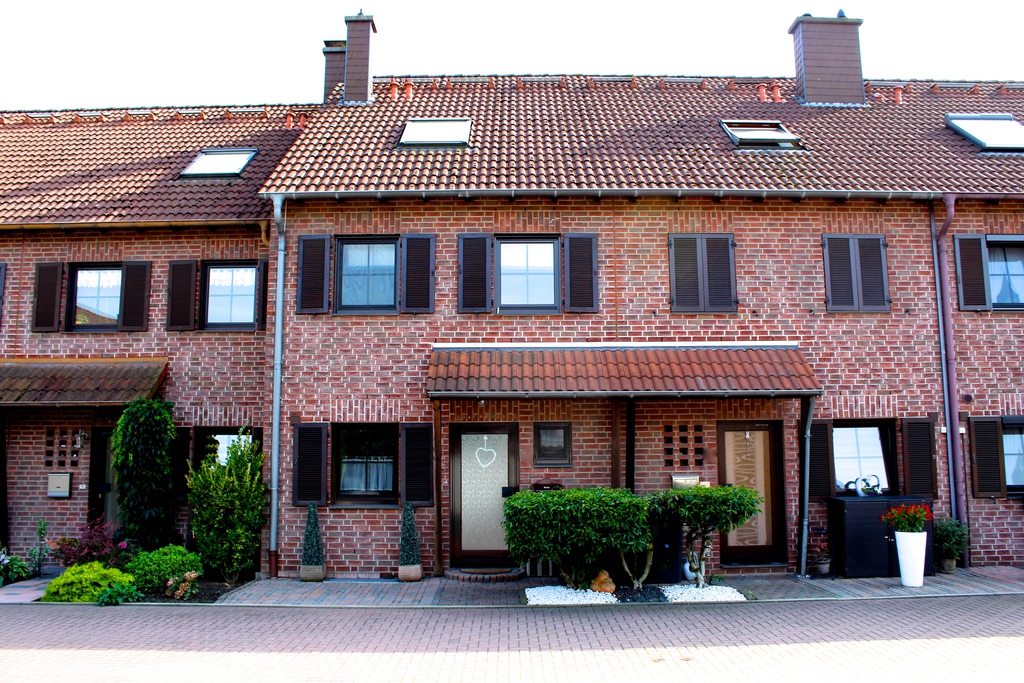 Einfamilienhaus mit Garten und Garage